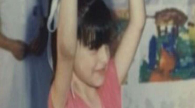 Μπορείτε να μαντέψετε ποιο τηλεοπτικό πρόσωπο είναι το κοριτσάκι στη φωτογραφία;