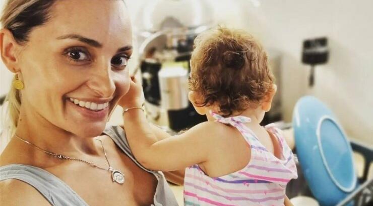 Η Βασιλική Μιλλούση κάνει ένα ιδιαίτερο giveaway στους followers της μαζί με την κορούλα της!