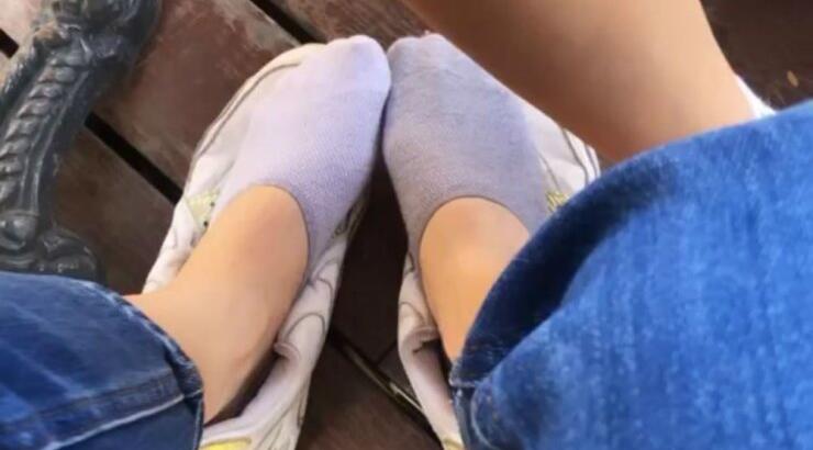 Κύπρια ηθοποιός πήγε σε καφετέρια με το που άνοιξαν και έμεινε με τις κάλτσες! [βίντεο]
