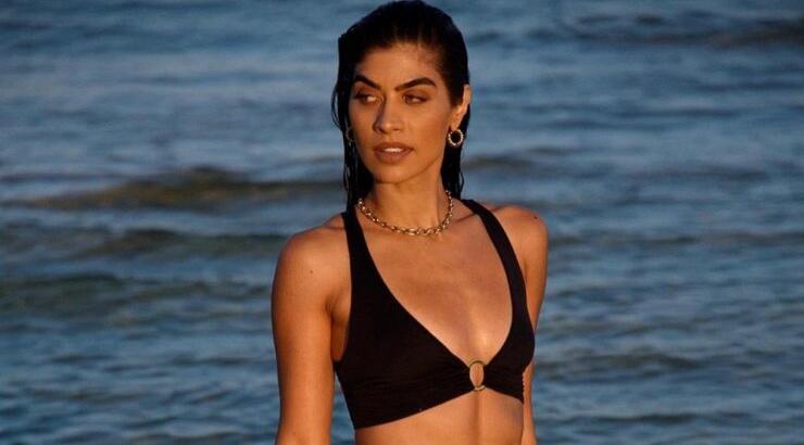 Βάσω Πέτρου: Ποζάρει topless στη θάλασσα! [εικόνες]