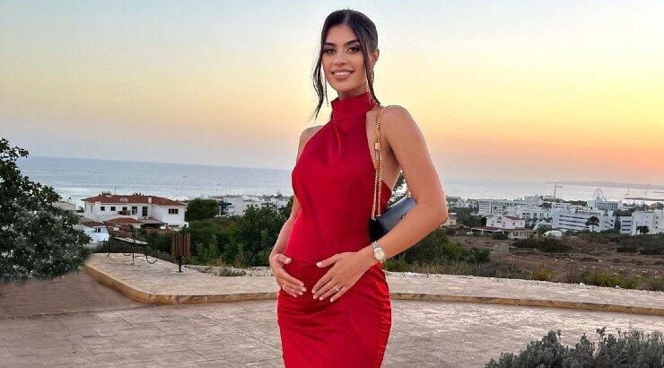 Βάσω Πέτρου: Μας συστήνει την κούκλα μητέρα της που της χαϊδεύει τη φουσκωμένη κοιλίτσα