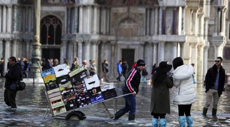  Βενετία, μια πλωτή πολιτεία μέσα στο καρναβάλι: Πνίγηκε στο νερό, οι μασκαράδες... κολυμπούν στους δρόμους [εικόνες] 