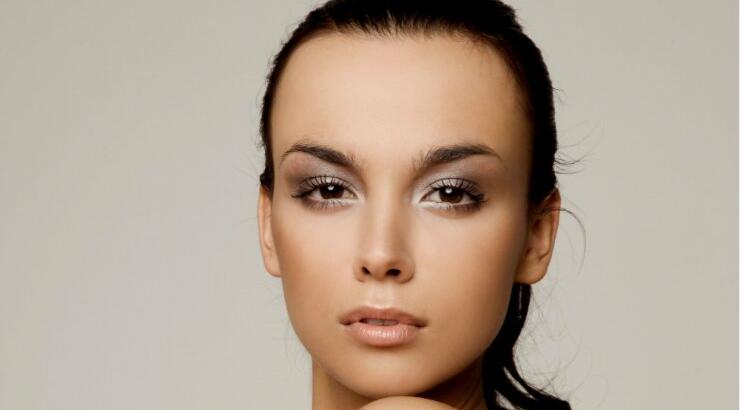  Αν ψάχνεις καθημερινή αντιγηραντική φροντίδα με προστασία SPF 25 τότε πρόσθεσε στο νεσεσέρ σου αυτό το προϊόν