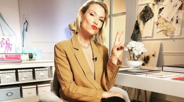 Η Βίκυ Καγιά φωτογραφίζει το γιο της μέσα στο σπίτι της