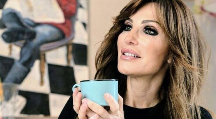 Βίκυ Χατζηβασιλείου: "Αποφάσισα να κάνω καριέρα στα πόδια μου και όχι στα παιδιά μου" [βίντεο]