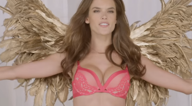 Τα αγγελάκια της Victoria’s Secret τραγουδούν τα κάλαντα φορώντας μόνο εσώρουχα!