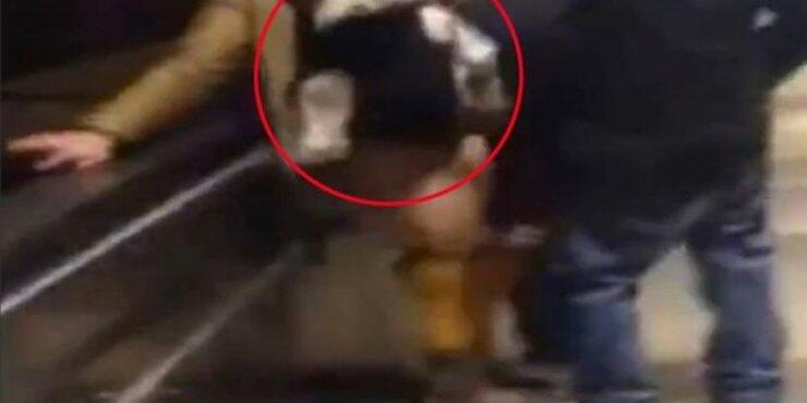 Εκανε σεξ σε κυλιόμενες σκάλες με μωρό σε μάρσιπο!