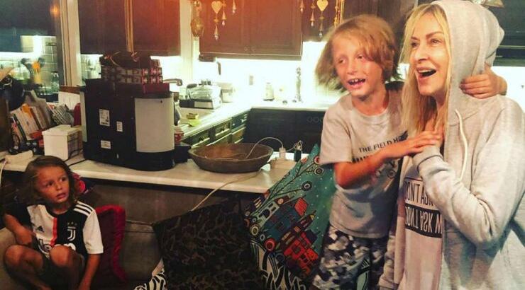 Άννα Βίσση: Την είδαμε να τραγουδάει και να χορεύει με τα εγγόνια της! [βίντεο]