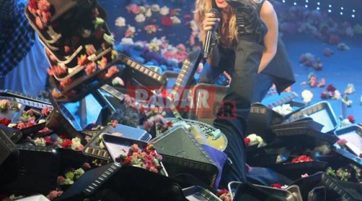 Άννα Βίσση: Μαζί με τα λουλούδια της πέταξαν θαυμαστή στην πίστα