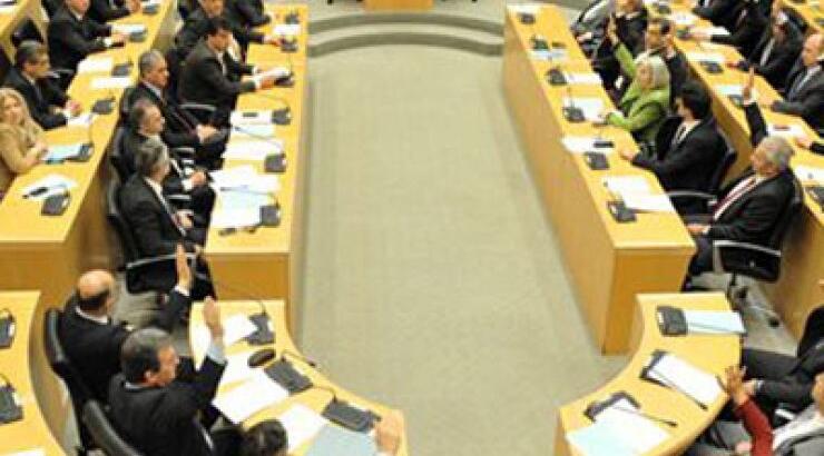 Στην ολομέλεια της Βουλής οι Πολιτικοί Αρχηγοί