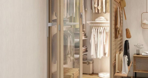 Ο πιο έξυπνος τρόπος για walk-in closet σε περιορισμένα τετραγωνικά