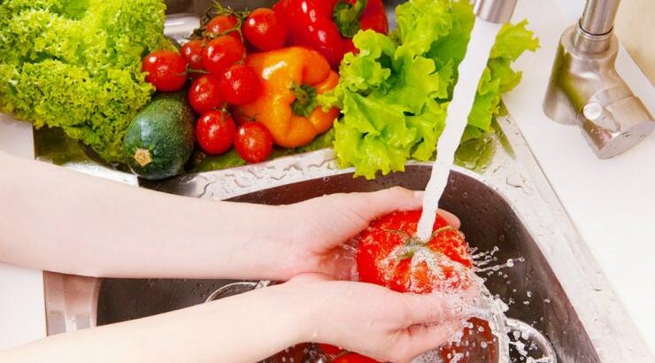 Κορωνοϊός: Πώς να πλένουμε φρούτα και λαχανικά πριν τα βάλουμε στο ψυγείο