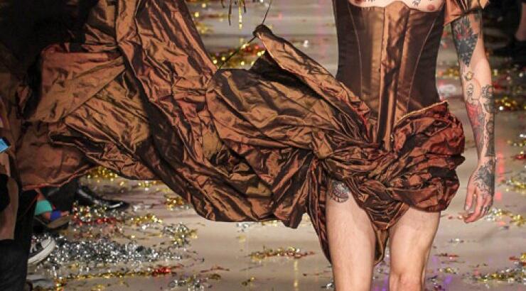 Ποια σχεδιάστρια έβγαλε άντρες μοντέλα με τα γυναικεία της ρούχα;