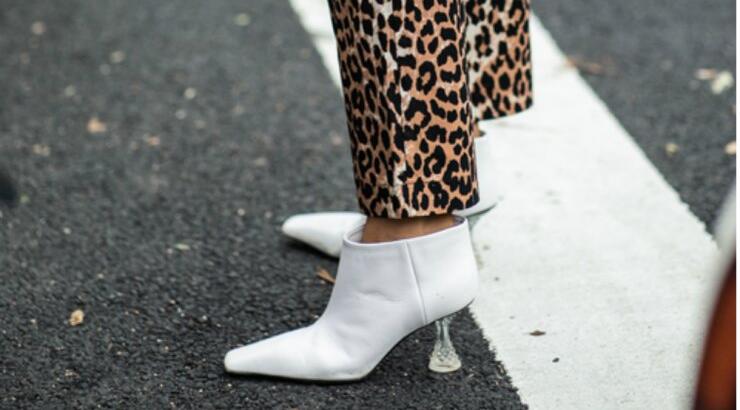 Αυτό τον χειμώνα η μόδα προστάζει λευκά μποτάκια 