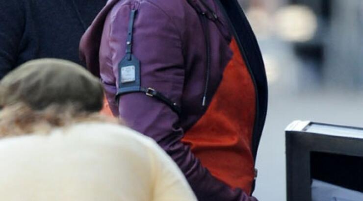 Ποιος τραγουδιστής φοράει σκουφάκι καλοκαιριάτικα;