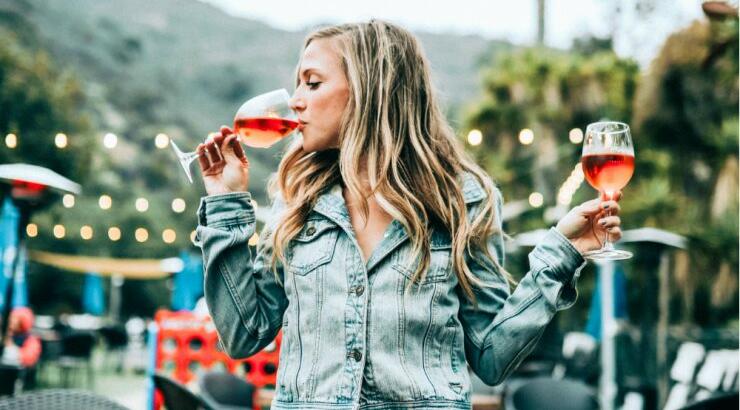 Πέντε σημάδια που πρέπει να προσέξεις εάν πίνεις υπερβολικά πολύ κρασί