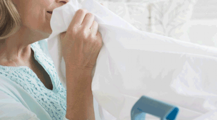 3 εύκολα tips για τους λεκέδες από τον ιδρώτα και το αποσμητικό στα λευκά ρούχα