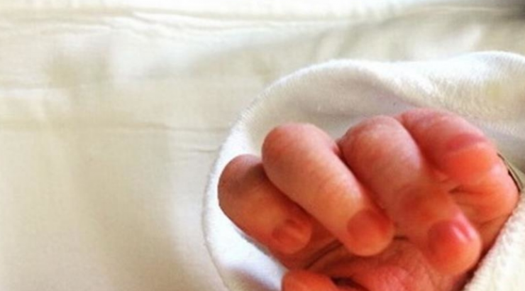 Έλληνας παρουσιαστής πόσταρε την πρώτη φωτογραφία της νεογέννητης!