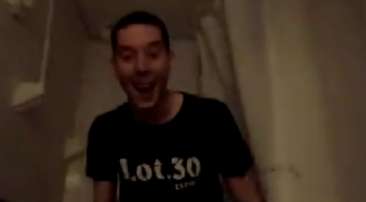 Χαζομπαμπάς παίζει κρυφτό με το 2χρονο κοριτσάκι του στο σπίτι (Βίντεο)