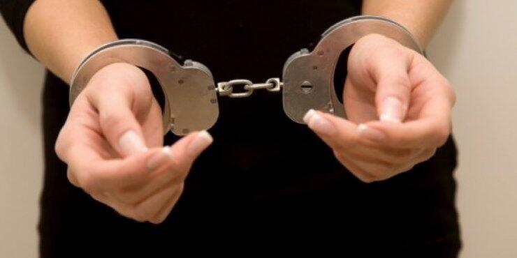 35χρονη έκλεβε πορτοφόλια και τσάντες σε καταστήματα 