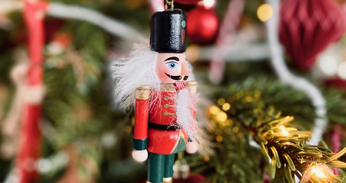 3 interior designers επιλέγουν τα πιο… κιτς στολίδια που επιλέγουν κάθε χρόνο!