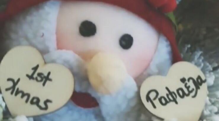 Επώνυμη Κύπρια στόλισε το χριστουγεννιάτικο της δέντρο αφήνοντας υπονοούμενα για τέταρτο παιδί 