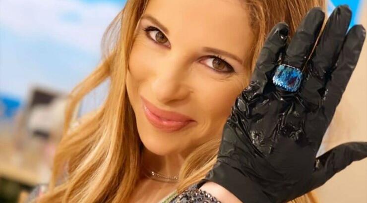 Η αντίδραση της Χριστιάνας Αριστοτέλους όταν σέξι παρουσία έστειλε φιλιά στον Γιώργο on air! [βίντεο]