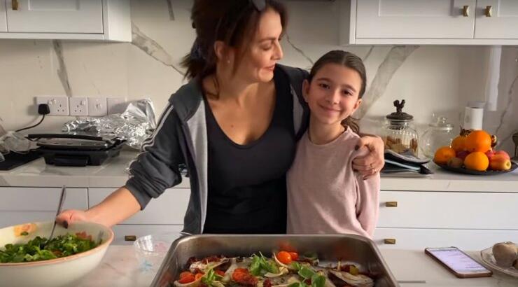 Χριστίνα Παυλίδου: Μπήκε στην κουζίνα με τη μικρή της κόρη και μαγείρεψαν παρέα! [βίντεο]