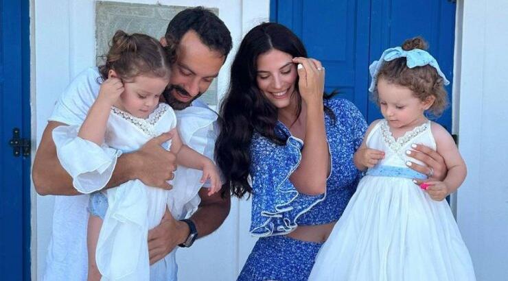 Σάκης Τανιμανίδης: Με τη Μπόμπα και τις δίδυμες στην παιδική χαρά [βίντεο]