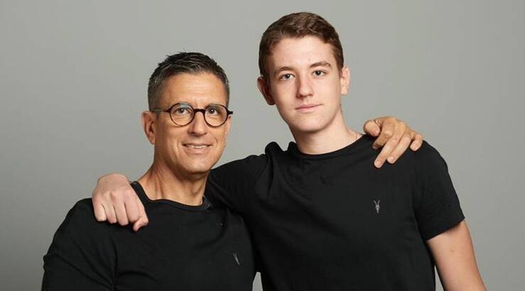 Χριστόφορος Τορναρίτης: Συγκινημένος απολαμβάνει τον γιο του να τραγουδά για την Αμμόχωστο [βίντεο]