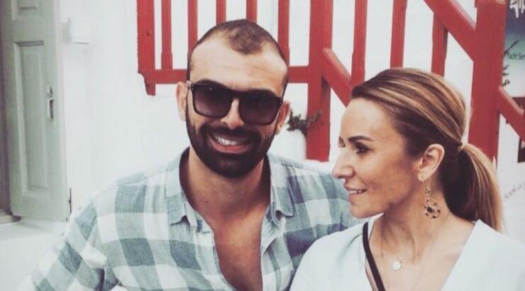 Το πιο ρομαντικό στιγμιότυπο της Γιώτας Δαμιανού με τον σύζυγό της – Χορεύουν ταγκό στον δρόμο!