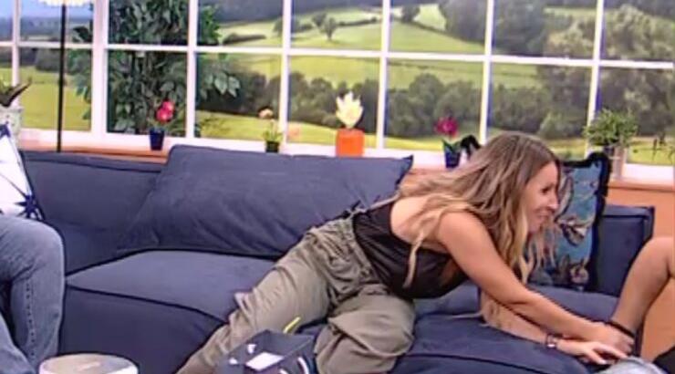 Γιώτα Δαμιανού: Έριξε από τον καναπέ καλεσμένο της! [βίντεο]