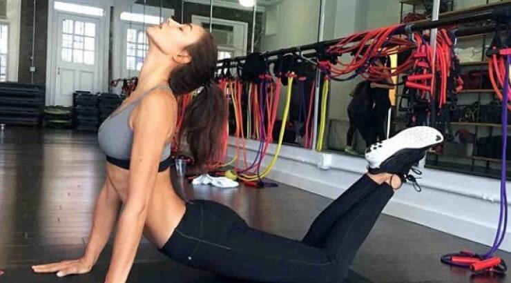 Η Irina Shayk κάνει yoga και ξεχειλίζει θηλυκότητα [εικόνα]