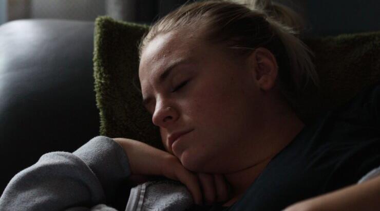 Γιατί νιώθουμε κούραση και υπνηλία μετά από ένα μεγάλο γεύμα; Και πώς μπορούμε να το αποφύγουμε;