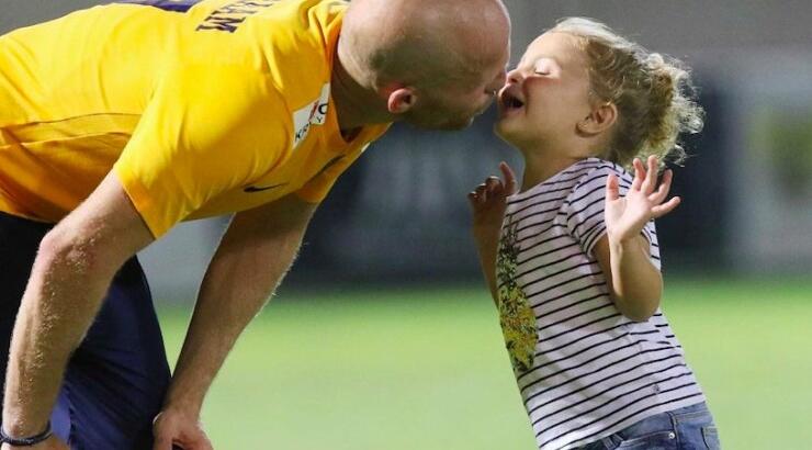 Το συγκινητικό αντίο Κύπριου διεθνή ποδοσφαιριστή αγκαλιά με την σύζυγο και την κόρη τους