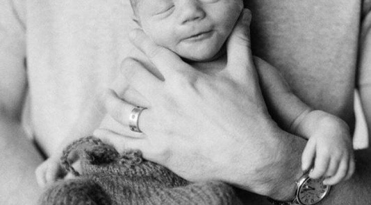 Η πρώτη φωτογραφία του νεογέννητου γιου επώνυμου ζευγαριού!