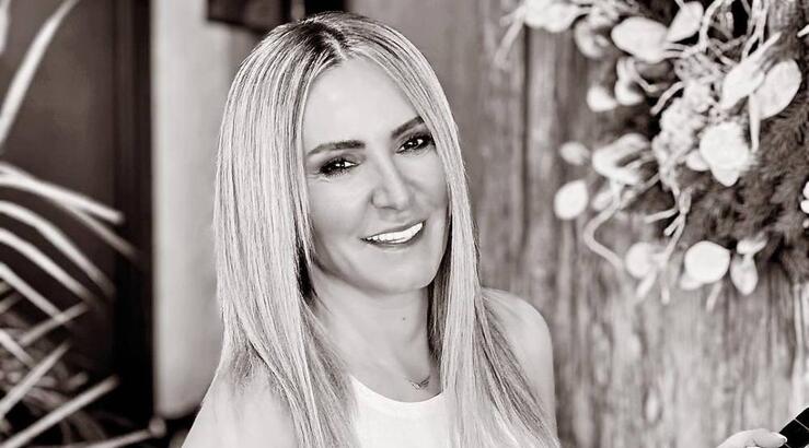 Γιώτα Δαμιανού: Έπαιζε μπαγλαμά στο κομμωτήριο ενώ βρισκόταν στον λουτήρα [εικόνα & βίντεο] 