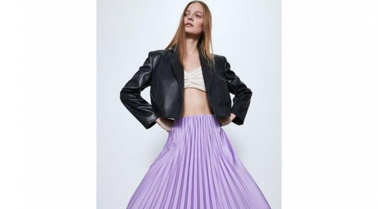 Αυτή η chic Zara φούστα αξίζει μια θέση στην καλοκαιρινή σου γκαρνταρόμπα