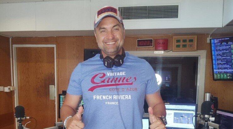 Η συγκινητική αποφώνηση του Ζαχαρία Φιλιππίδη από το Ράδιο Πρώτο μετά από 32 χρόνια [βίντεο]