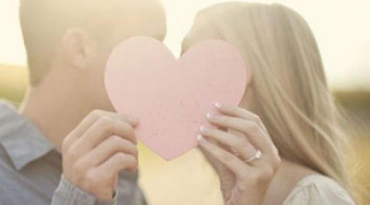 Κάνει καλό στη ψυχολογία των παιδιών η διαχυτικότητα μπροστά τους;