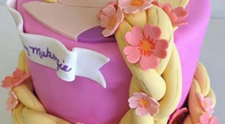 Δεν φαντάζεστε για ποιαν επώνυμη Ελληνίδα ήταν αυτή η τούρτα γενεθλίων!