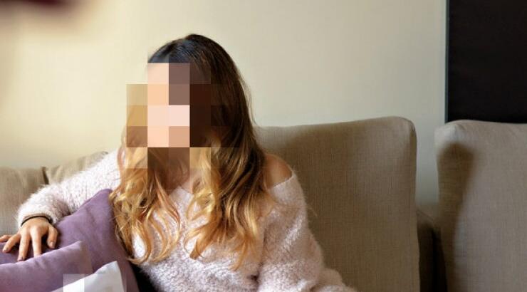 Ελληνίδα τραγουδίστρια έχει μαξιλαράκι στο σπίτι της με το… πρόσωπό της!