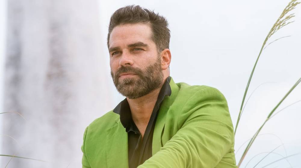 Alejandro Nones: Από τη σειρά «Who killed Sara» στο «Ήρθε και έδεσε» [βίντεο] 