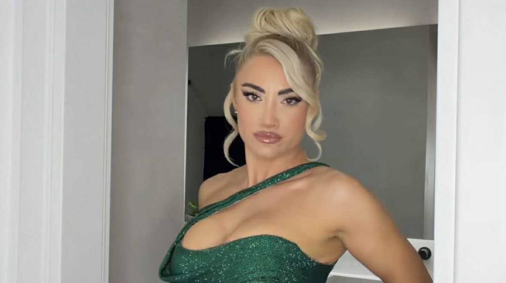 Ιωάννα Τούνη: Έγινε κουμπάρα και ο σύντροφός της δεν την έχανε από τα μάτια του [βίντεο]