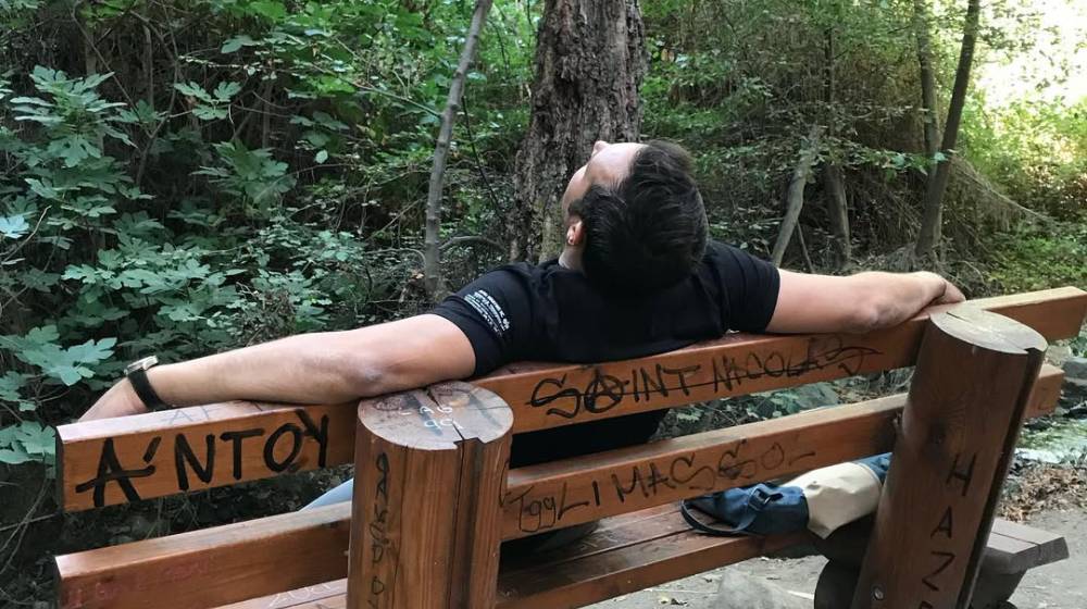 Ατύχημα για Κύπριο παρουσιάστη: «Έσπασα δύο δάχτυλα» [βίντεο]