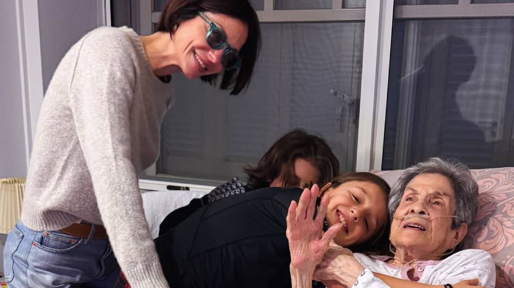 Σοφία Καρβέλα: Οι συγκινητικές στιγμές με τη γιαγιά της αγκαλιά με τα δισέγγονά της [εικόνα & βίντεο] 