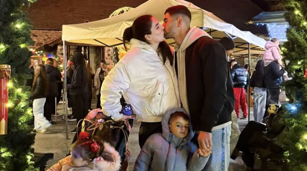 Κούσουλος - Ντορίνα: Το τρυφερό φιλί στο christmas market της Κυπερούντας