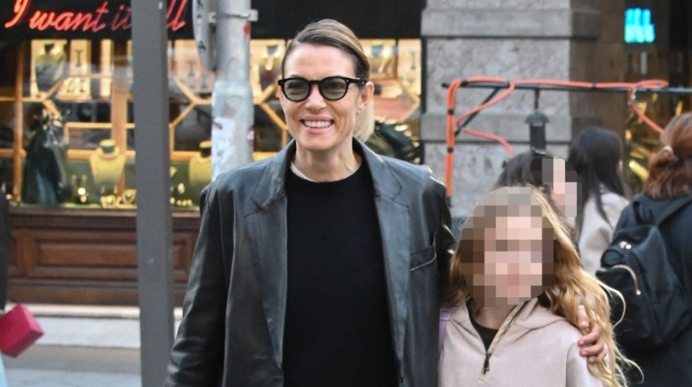 Βίκυ Καγιά: Βόλτα στο κέντρο της Αθήνας με την 11 χρονη κόρη της, Μπιάνκα [εικόνες]