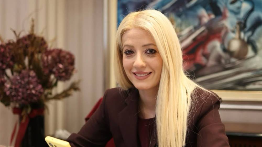 Η Αννίτα Δημητρίου επιλέγει ένα must-have πανωφόρι με μοντέρνα κομψότητα