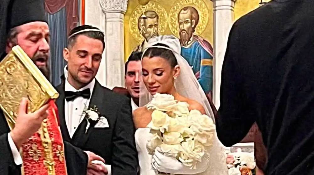 Σάκης Κατσούλης - Μαριαλένα Ρουμελιώτη: Ανέβηκαν τα σκαλιά της εκκλησίας [εικόνες & βίντεο]